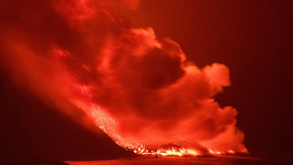 Los impresionantes videos de cómo impactó la lava del volcán de la isla de La Palma en el mar