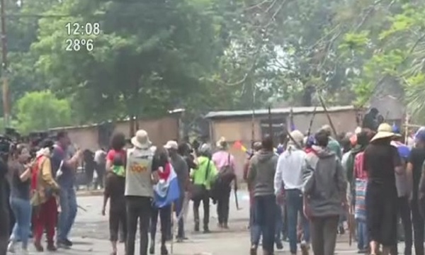 Batalla campal entre manifestantes y policías frente al Congreso - SNT