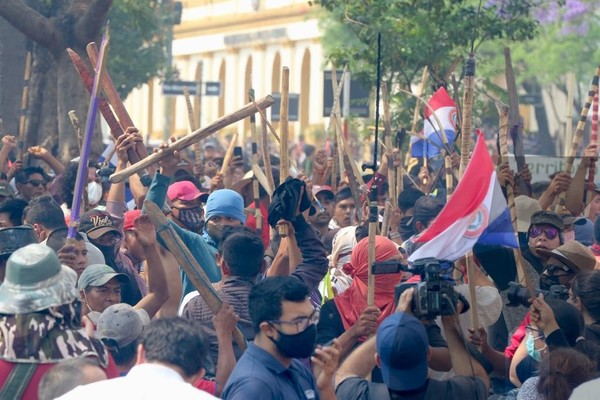 Ante incidentes violentos, presidente del Senado decidió que funcionarios se retiren del edificio - ADN Digital