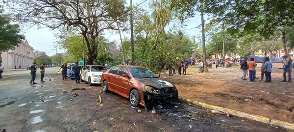 Vándalos aprovecharon incidente con manifestantes para saquear vehículos - ADN Digital
