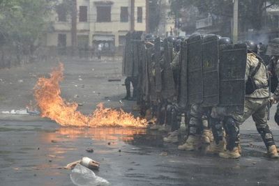 Reportan siete policías heridos durante protestas frente al Congreso - Nacionales - ABC Color
