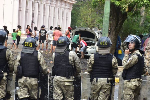 Ante la atenta mirada de la Policía, saquean autos siniestrados cerca del Congreso - Nacionales - ABC Color