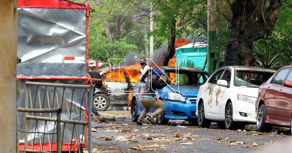 La Nación / Fiscalía pide a la Policía identificar a vándalos que quemaron vehículos en el microcentro