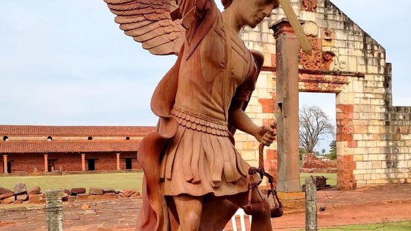 Artista de San Cosme y Damián talla en madera escultura de San Miguel