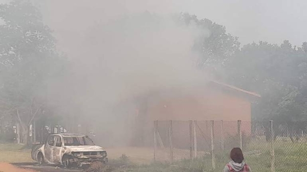 Diario HOY | Yasy Kañy: manifestantes queman oficina del Indert e impiden paso de los bomberos