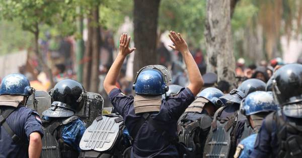 La Nación / Incidentes frente al Congreso: periodista atacado relata cómo se defendió de los agresores