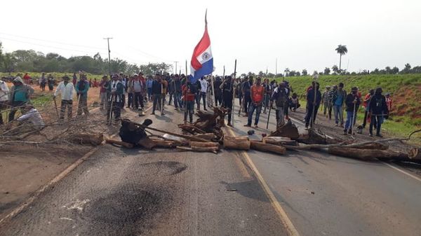 Protestas con cierres de ruta en varios puntos del país contra ley de invasiones - Nacionales - ABC Color