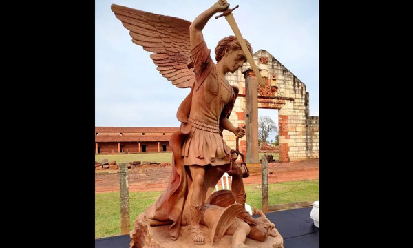 San Cosme y Damián: Artista talla en madera escultura de San Miguel - OviedoPress