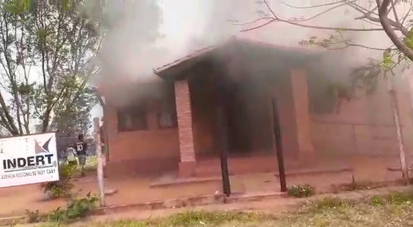 Queman local del Indert, camiones y atacan a bomberos - Noticiero Paraguay