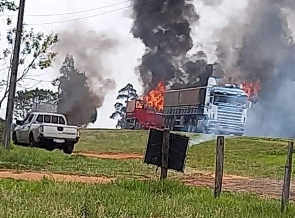 Manifestantes quemaron dos tractocamiones y una camioneta en Yasy Kañy - Megacadena — Últimas Noticias de Paraguay