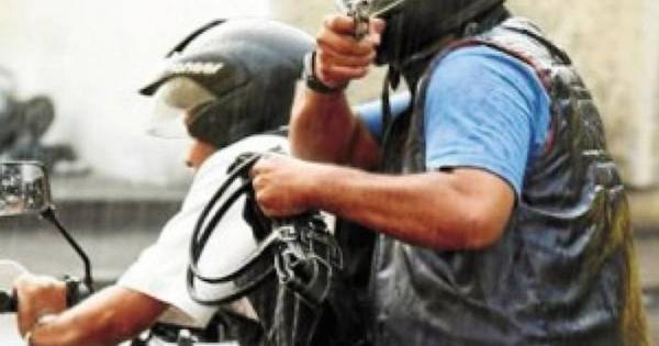 La Nación / Asaltantes despojan a delivery de su motocicleta y celular