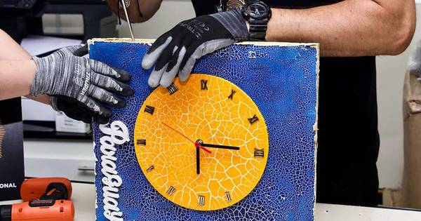 La Nación / Descubren cocaína oculta en un reloj de pared y trofeos