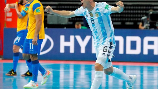 Argentina se impone a la magia de Brasil