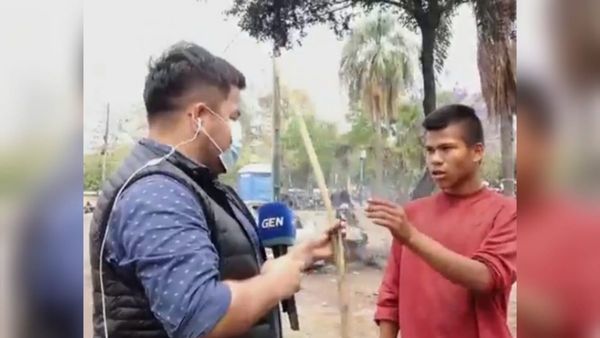 Periodista quiso comprar flecha de indígenas manifestantes y le cañearon