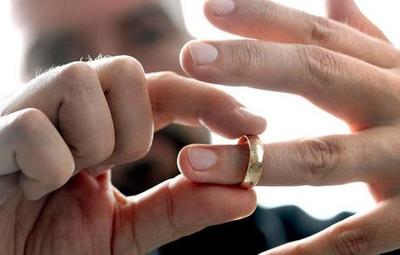 En la India, un hombre le pidió el divorcio a su esposa porque no se baña