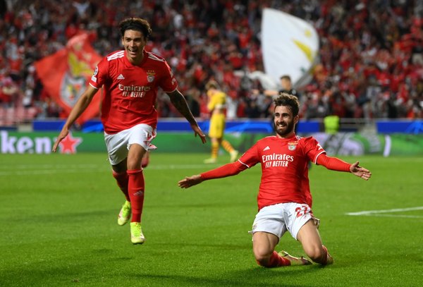 El Barcelona es goleado por Benfica y acrecienta su crisis