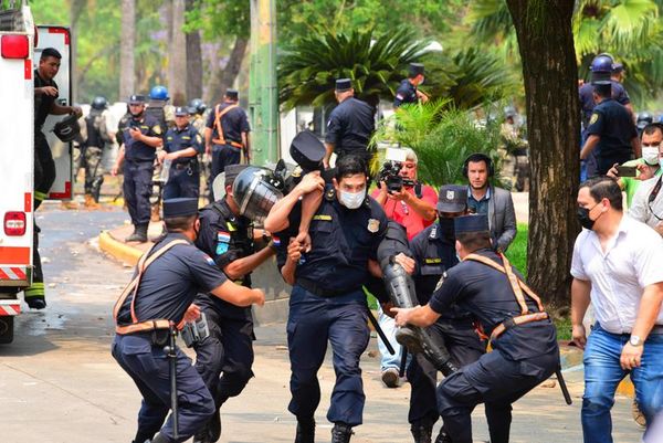Policía alega que pese a haber pedido tregua fueron agredidos - Nacionales - ABC Color