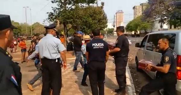 La Nación / Gesto noble de la Policía: alimentaron a indígenas tras brutal enfrentamiento