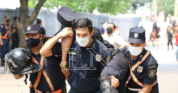 La Nación / Policías presentan traumatismo y heridas cortantes tras enfrentamiento en zona del Congreso