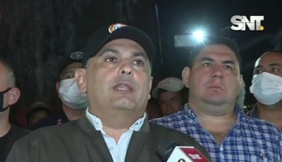 Manifestantes con el titular del INDI - SNT