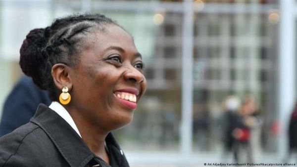 Condenan a revista francesa por caricaturizar como esclava a diputada negra