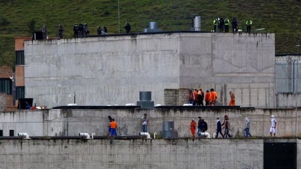 Autoridades elevan a más de 100 la cifra de muertos tras el motín en una cárcel de Ecuador