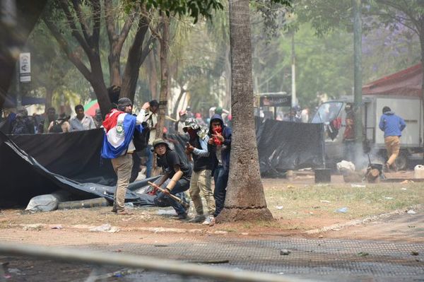 Ocho policías y un manifestante fueron heridos en incidentes frente al Congreso