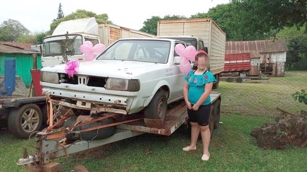 Crónica / TIENE UN MOTIVO ESPECIAL. Regaló auto viejo a su hijita