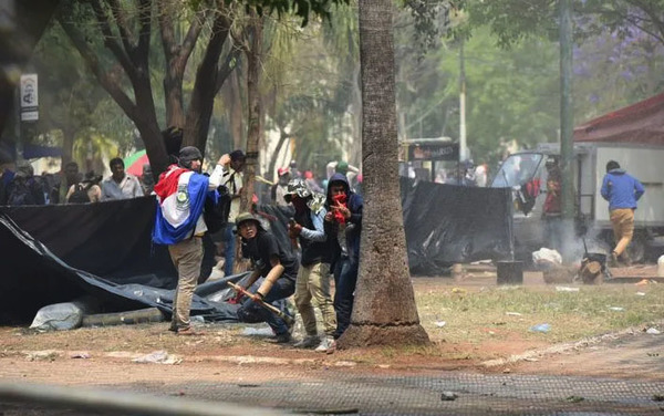 Ocho policías y un manifestante fueron heridos en incidentes frente al Congreso | OnLivePy