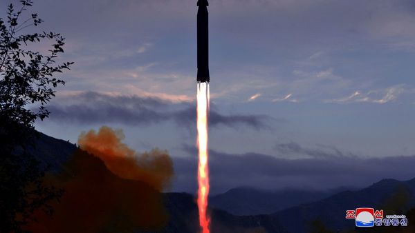 Norcorea sube la apuesta al probar un misil hipersónico