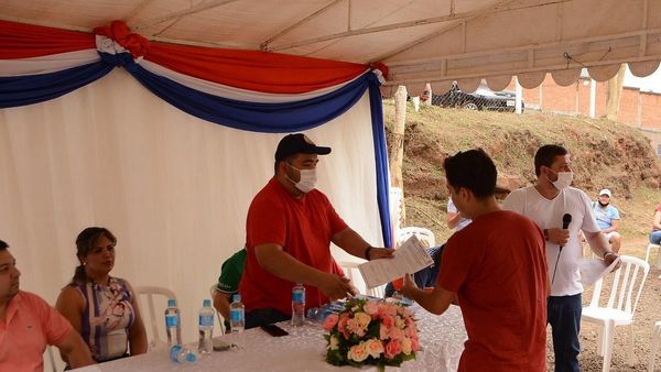 Trabajadores de vía pública en CDE firman contrato y les da estabilidad
