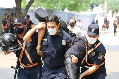 Crónica / ¡POLIS LIGARON FLECHAS! Jornada de fuego, cascotes y sangre