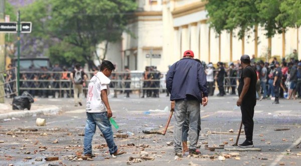 Vendedor pierde sus dos testículos tras incidentes en las manifestaciones - Noticiero Paraguay