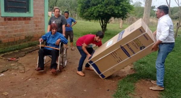 Único excombatiente de Itapúa recibe de regalo su anhelada heladera