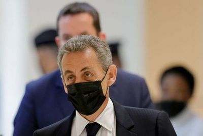 El ex presidente francés Nicolas Sarkozy fue sentenciado a un año de prisión por financiamiento ilegal de su campaña