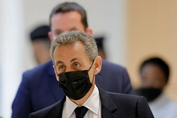 El ex presidente francés Nicolas Sarkozy fue sentenciado a un año de prisión por financiamiento ilegal de su campaña