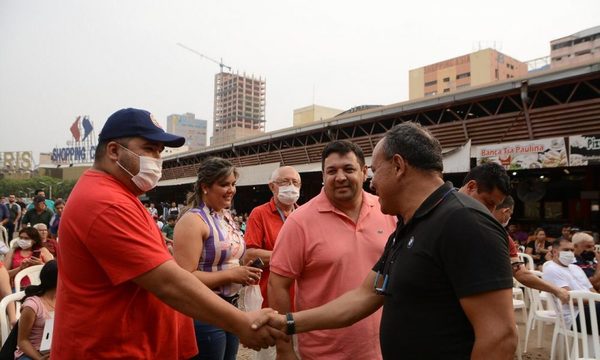 Municipalidad de Ciudad del Este entrega contratos a trabajadores de la vía pública – Diario TNPRESS