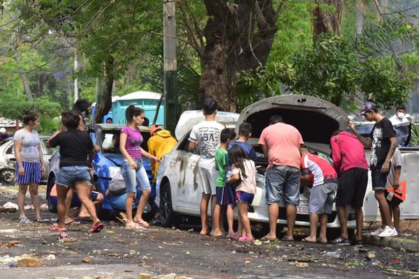 Policías permitieron saqueos de autos por temor a más violencia, alegan - Nacionales - ABC Color