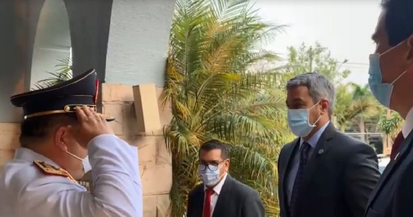 Mario Abdo Benítez visita a los policías heridos en disturbios frente al Congreso - Nacionales - ABC Color