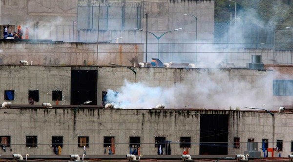 Ecuador decreta el estado de excepción para las cárceles tras el motín que dejó más de 100 muertos - .::Agencia IP::.