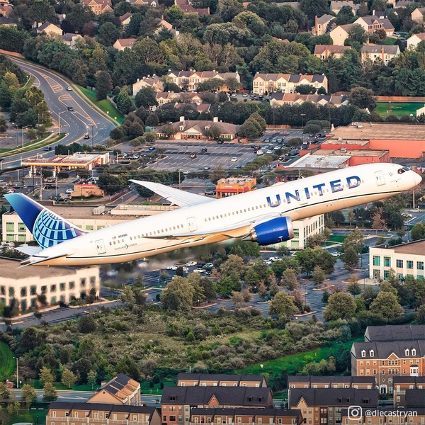United Airlines despedirá a casi 600 trabajadores por negarse a vacunarse