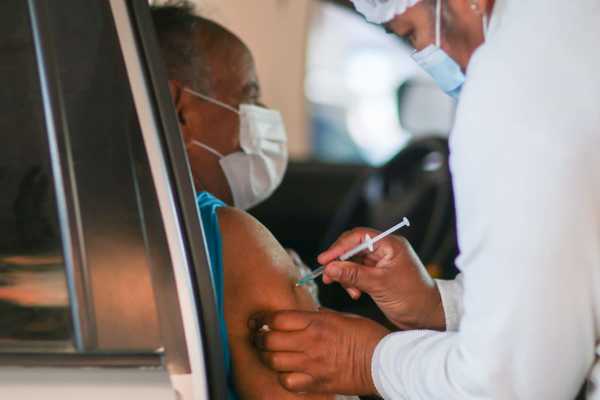 Importante afluencia de personas en vacunatorios de Hospital de Trinidad