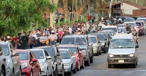 La Nación / Extensa fila de vehículos para segunda dosis en Villa Elisa y Asunción