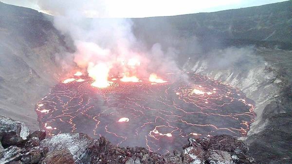 El volcán más activo de Estados Unidos entró en erupción en Hawaii - .::Agencia IP::.