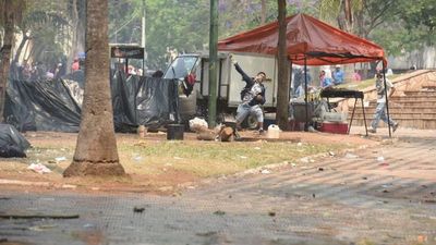 Detención de manifestante deriva en otro incidente frente al Congreso
