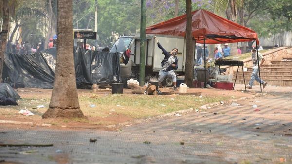 Detención de manifestante deriva en otro incidente frente al Congreso