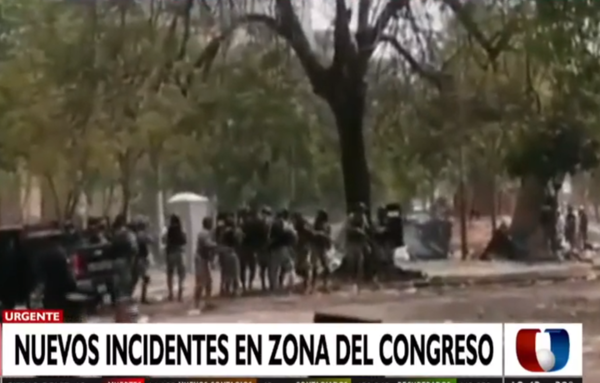 Detienen a líder indígena frente al Congreso y nativos vuelven a reaccionar