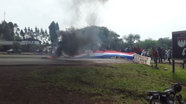 Campesinos vuelven a cerrar el km 245 de la Ruta PY02 - Nacionales - ABC Color