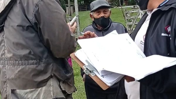 Políticos quieren sacar su terreno a un abuelo de 92 años