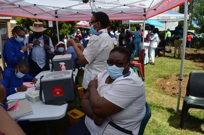 África: solo quince países lograron vacunar contra el coronavirus al 10% de su población - .::Agencia IP::.